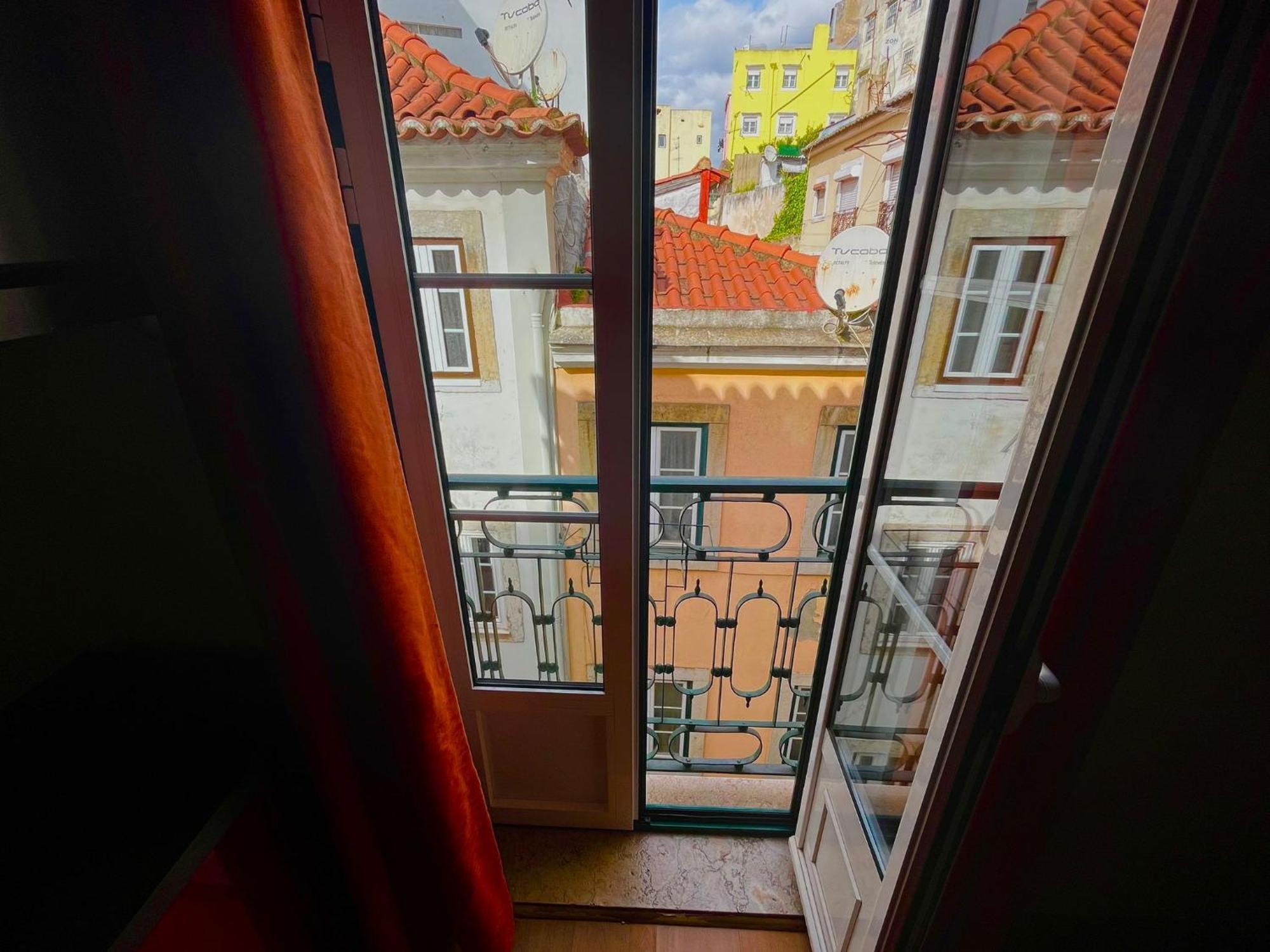 2 Bedroom, 2 Bathroom Apartment - Travessa Da Madalena Лісабон Екстер'єр фото